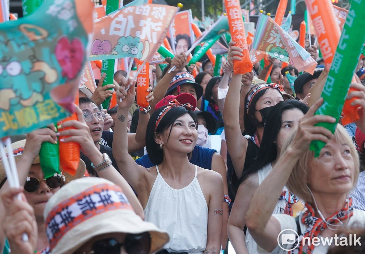 沈伯洋競選總部成立大會現場人潮熱絡，支持者揮舞旗幟與加油棒，洋溢歡樂嘉年華般的熱鬧氣氛。 圖：張良一/攝