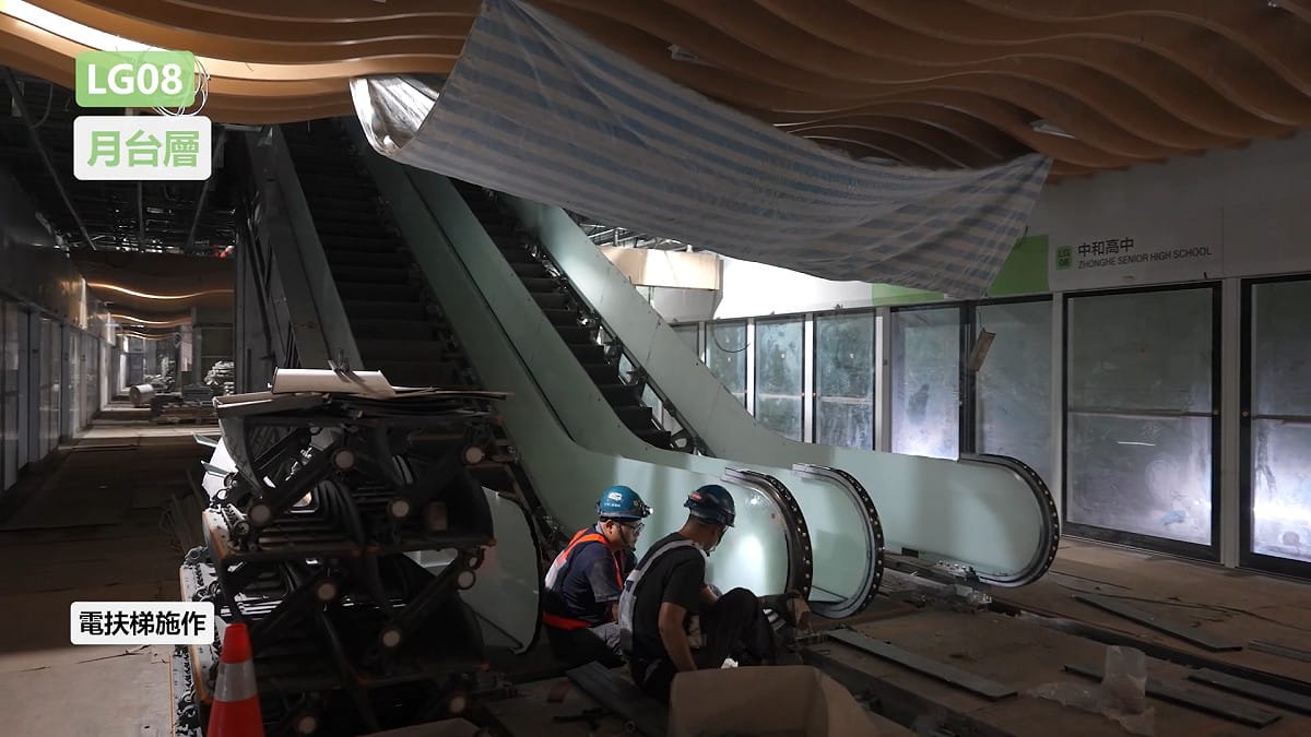 萬大線LG08中和高中站正進行電扶梯安裝。 圖：台北市政府捷運工程局／提供