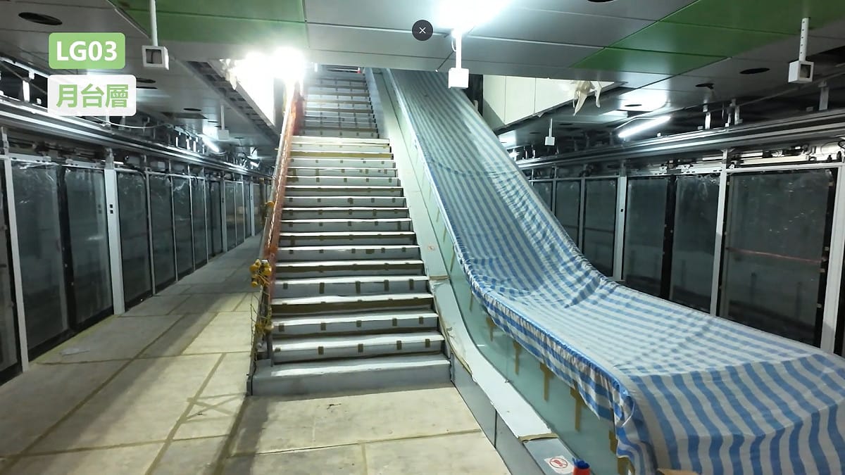 萬大線LG03廈安站進行月台門安裝。 圖：台北市政府捷運工程局／提供