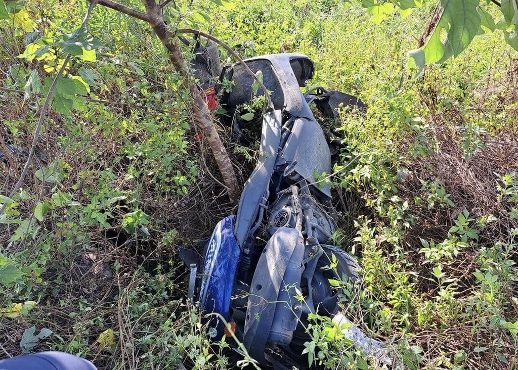台南市佳里區8日上午發生汽車和機車碰撞事故，造成機車雙載夫妻1死1傷；碰撞力道大，車體損毀嚴重。（台南市警局提供）中央社記者張榮祥台南傳真　115年10月8日