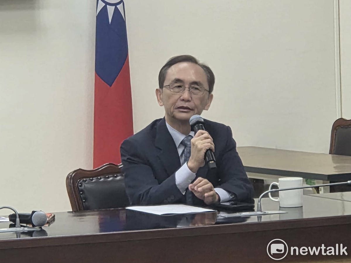 《美麗島電子報》董事長吳子嘉在國民黨立委徐欣瑩、徐巧芯陪同下召開記者會。 圖：黃建豪/攝