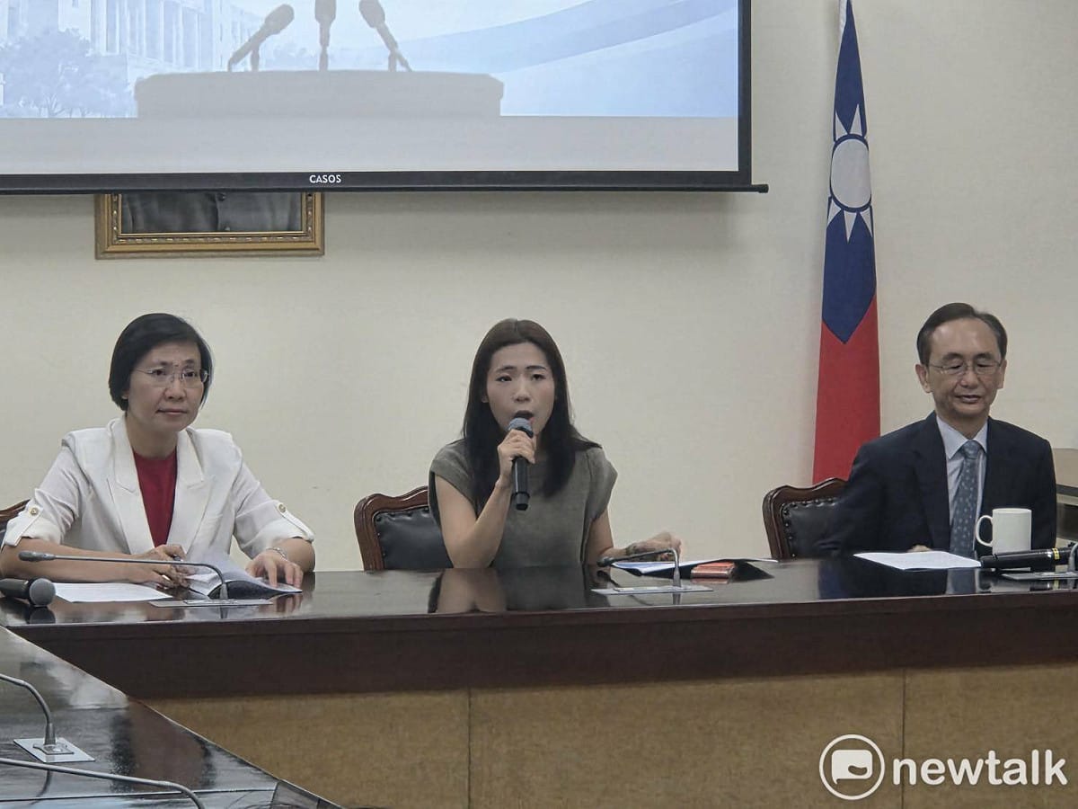 《美麗島電子報》董事長吳子嘉在國民黨立委徐欣瑩、徐巧芯陪同下召開記者會。 圖：黃建豪/攝