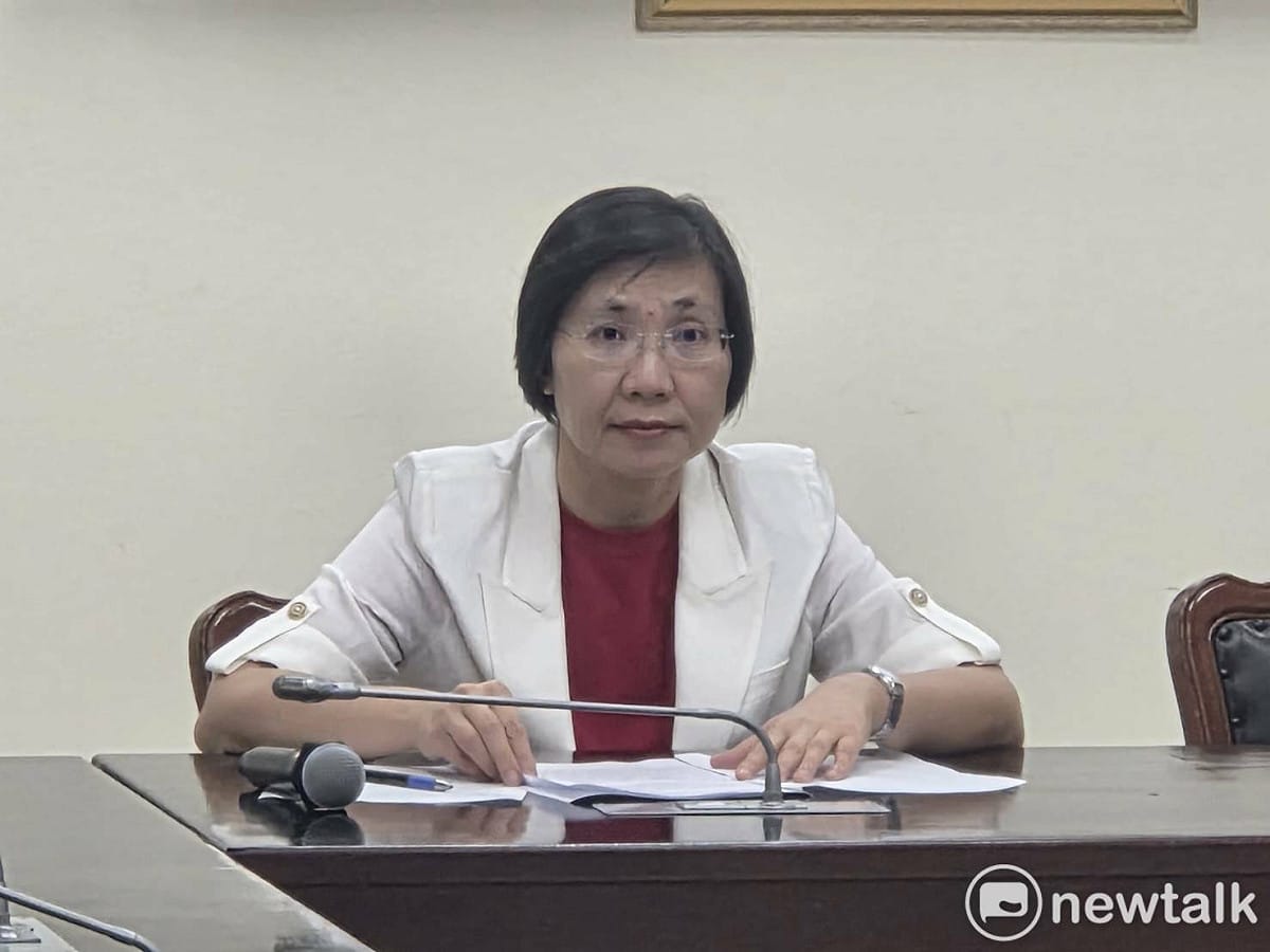 《美麗島電子報》董事長吳子嘉在國民黨立委徐欣瑩、徐巧芯陪同下召開記者會。 圖：黃建豪/攝