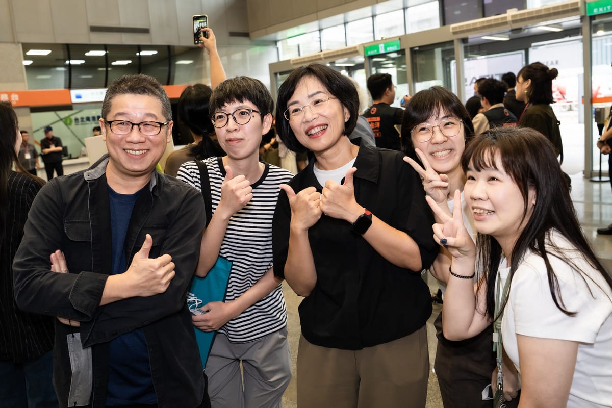 許多逛展民眾一看到蘇巧慧便興奮地拿出手機要求合照留念。 圖：蘇巧慧競總提供