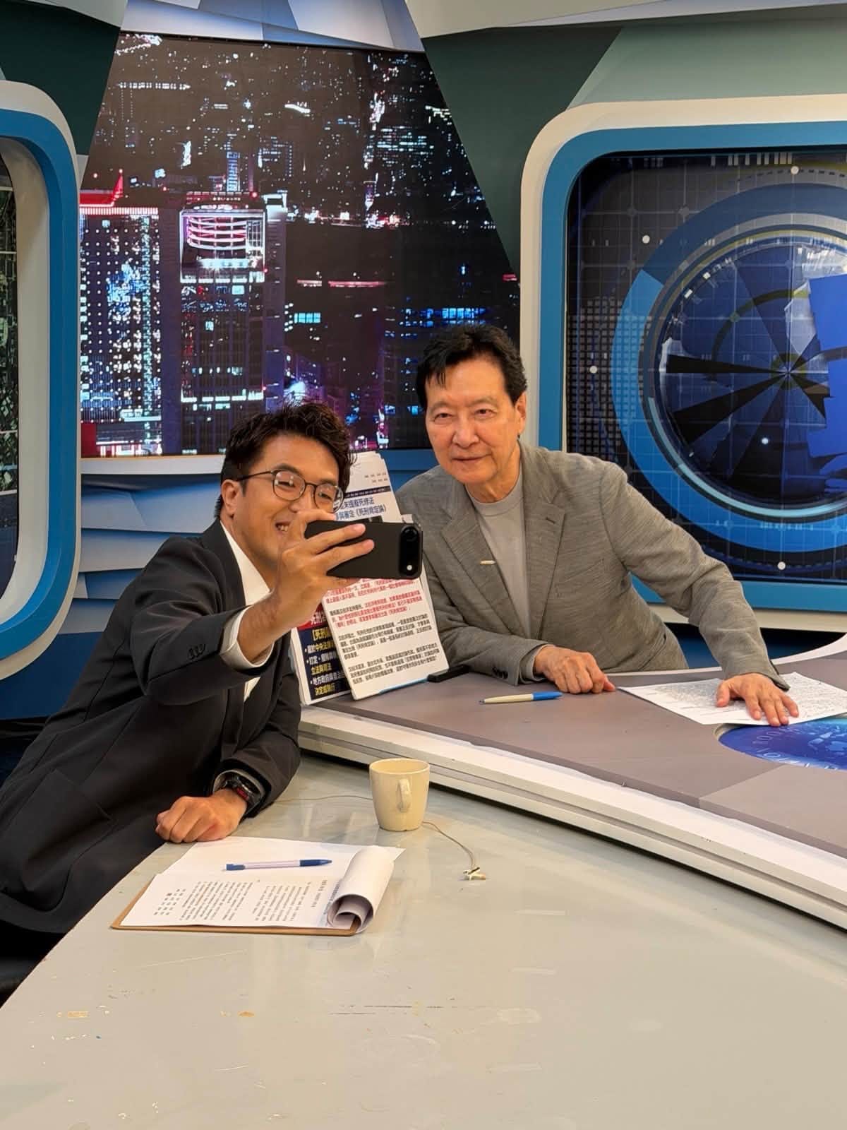 專訪結束後，沈伯洋拿出他的iPhone Air和趙少康自拍，意外讓原本相對冷門的iPhone Air爆紅。 圖：取自周軒臉書