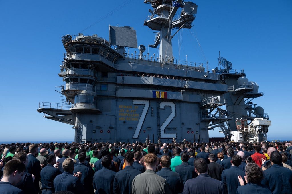 美國戰爭部長赫格塞斯7日登上仍在海上的「林肯號（CVN-72）」航空母艦，頒發「總統單位嘉獎」最高榮譽。 圖：翻攝「X」@SecWar