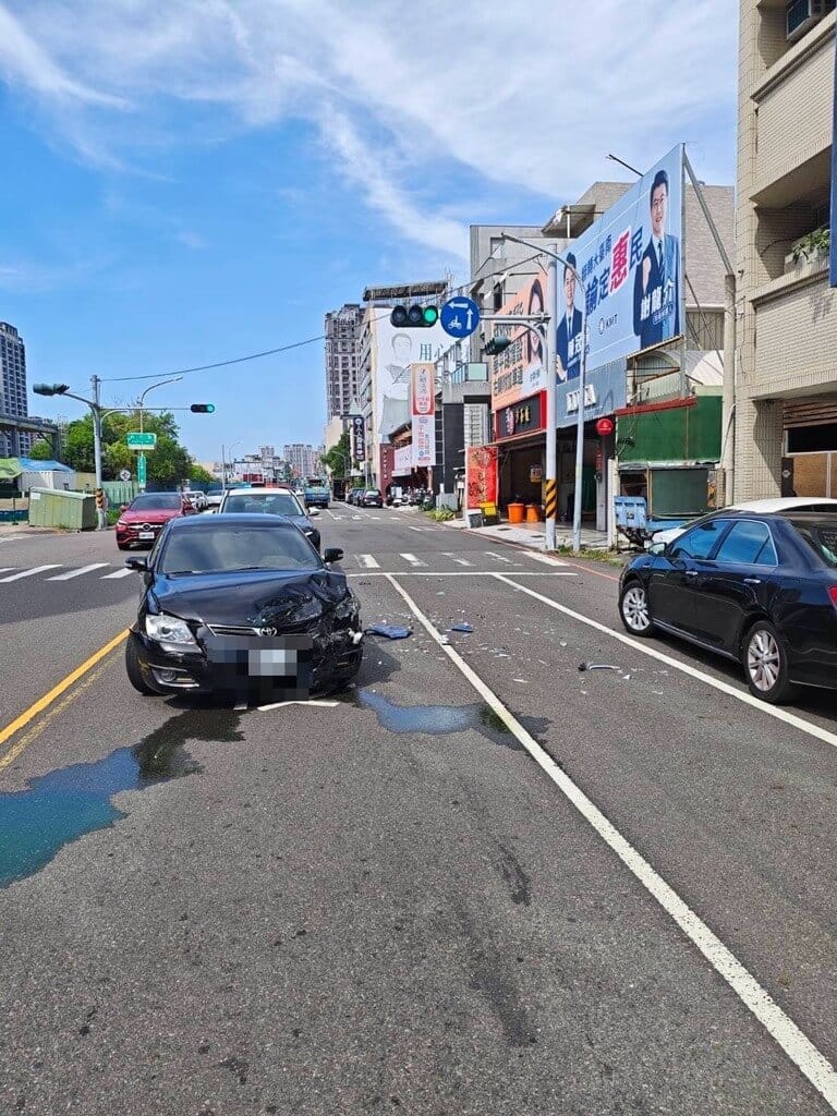 因毒品罪嫌遭高雄地檢署通緝的劉姓男子8日在台南市安平區毒駕被警員盯上，劉男加速逃逸卻撞車，後續棄車逃竄仍落網，身上也被搜出毒品安非他命。（台南市警局提供）中央社記者張榮祥傳真　115年10月8日