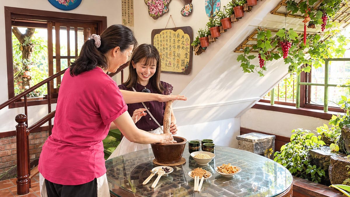 劇組特別深入美濃客庄體驗傳統客家文化與道地美食。 圖：高雄市政府／提供