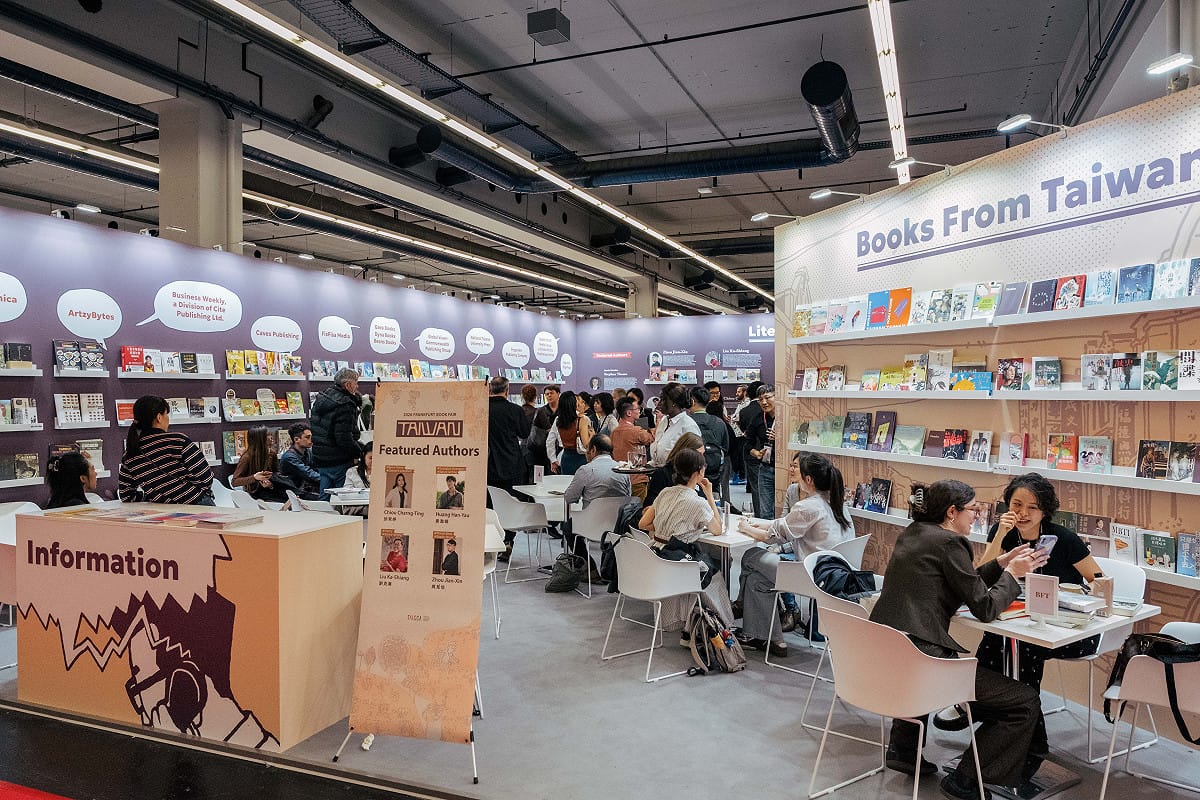 台灣館開幕匯聚國內外出版人，現場交流熱絡。 圖：文策院提供