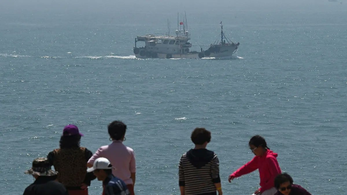 被指8月中旬出現在台灣東部海域，距花蓮約30海里的中國民兵船「閩福鼎漁07902」。 圖：翻攝「X」@GlobalGeoWorld1（資料照）