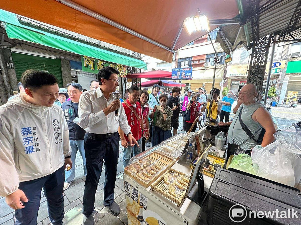 國民黨台南市長候選人謝龍介與國民黨市議員候選人童小芸、蔡宗豪、吳東明前往東菜市掃街拜票，並赴臺灣府城隍廟參拜。 圖：謝龍介競選總部提供