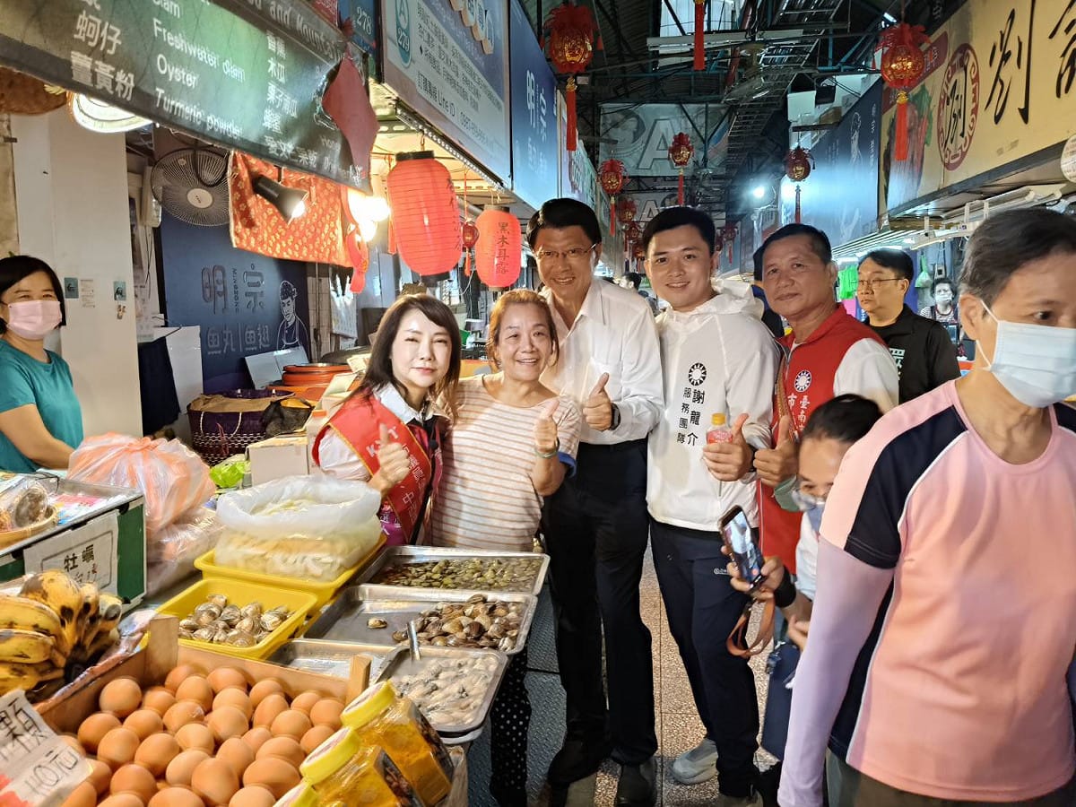 國民黨台南市長候選人謝龍介與國民黨市議員候選人童小芸、蔡宗豪、吳東明前往東菜市掃街拜票，並赴臺灣府城隍廟參拜。 圖：謝龍介競選總部提供