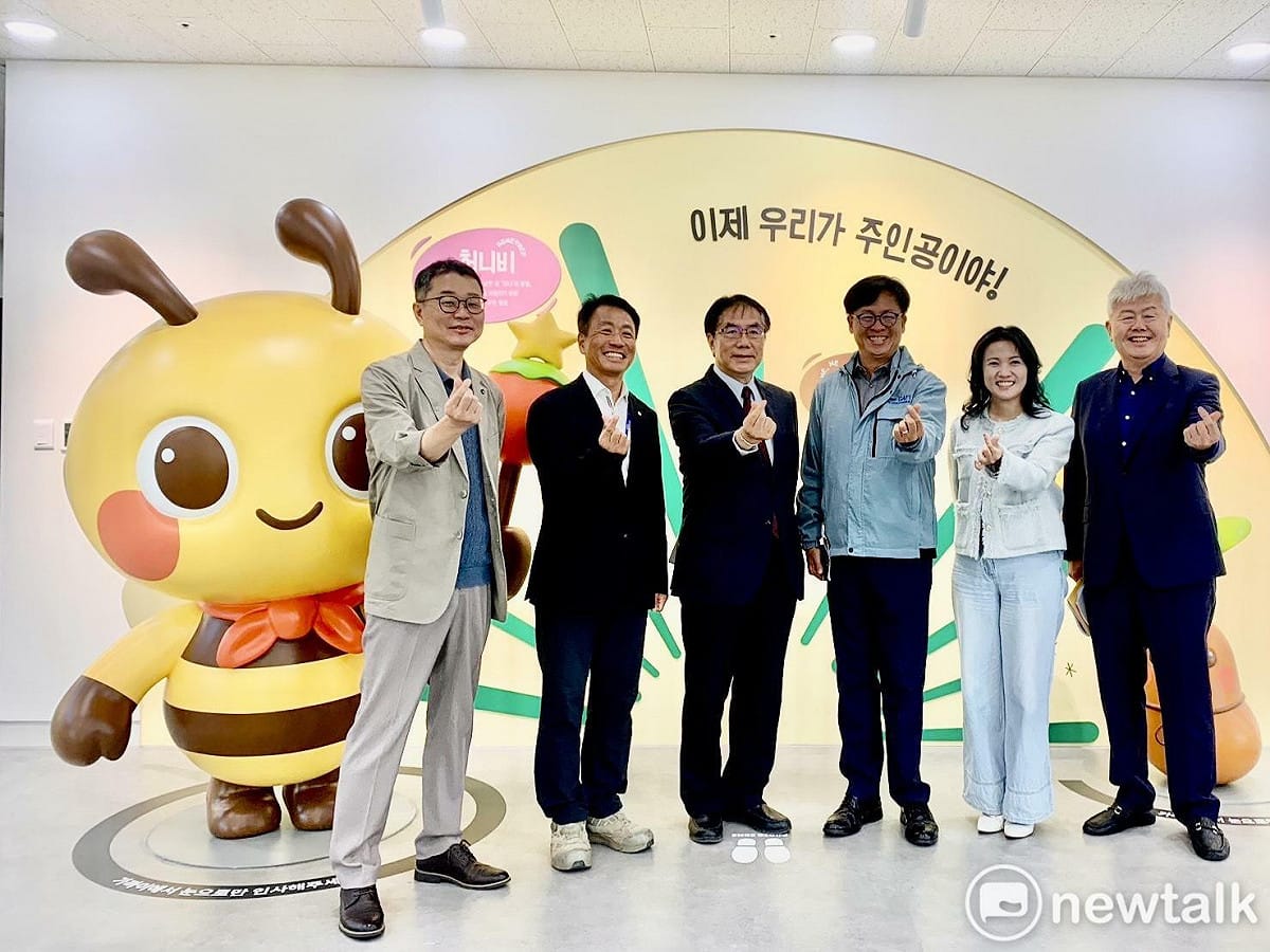 台南市長黃偉哲出訪韓國，首站直奔京畿道農水產振興院，與該單位討論農產品行銷、產品認證及學生營養午餐食材供應等議題，盼透過與韓國地方政府農業單位間的交流，拓展台南與韓國更多元的合作機會。 圖：台南市政府提供