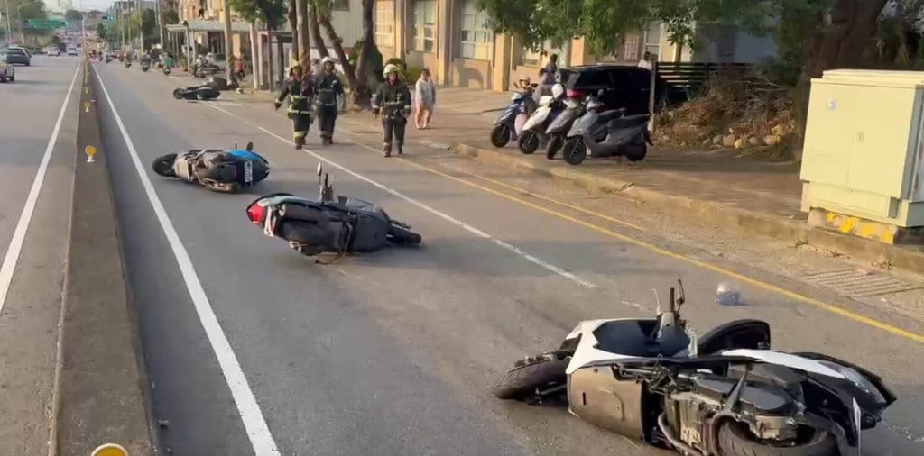 台中市沙鹿區台灣大道7段8日發生2起事故，現場為3台機車先發生追撞，導致後方另2台機車也釀追撞車禍，共計6人受傷。（民眾提供）中央社記者趙麗妍傳真　115年10月8日