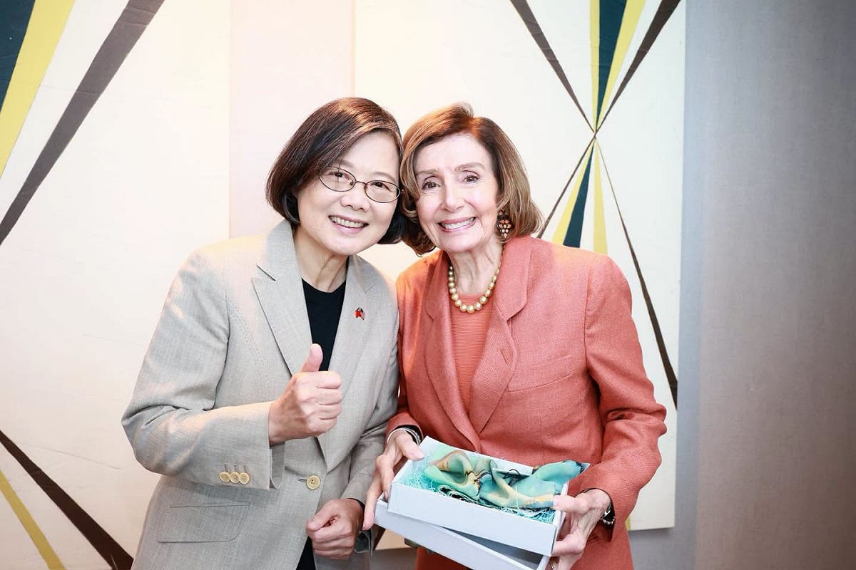 蔡英文訪美期間，在下榻飯店與美國民主黨籍前眾議院議長裴洛西（Nancy Pelosi）會面。 圖:翻攝自蔡英文臉書