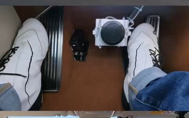 (影) 華為尊界V800煞車踏板爭議延燒！余承東槓懂車帝 AI黑影片瘋傳