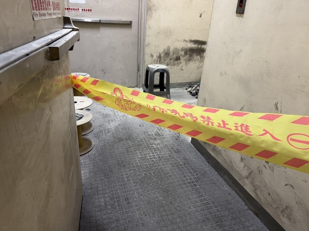 鐵路警察局9日表示，50歲詹姓台鐵保全8日晚間在南港車站內的排煙室機房抽菸，疑因未妥善熄滅菸蒂並隨手亂丟引發火災，所幸火勢及時撲滅，未釀財損及人員傷亡，獲報後逮捕詹男送辦。圖為火災發生地點。（警方提供）中央社記者劉建邦傳真　115年10月9日