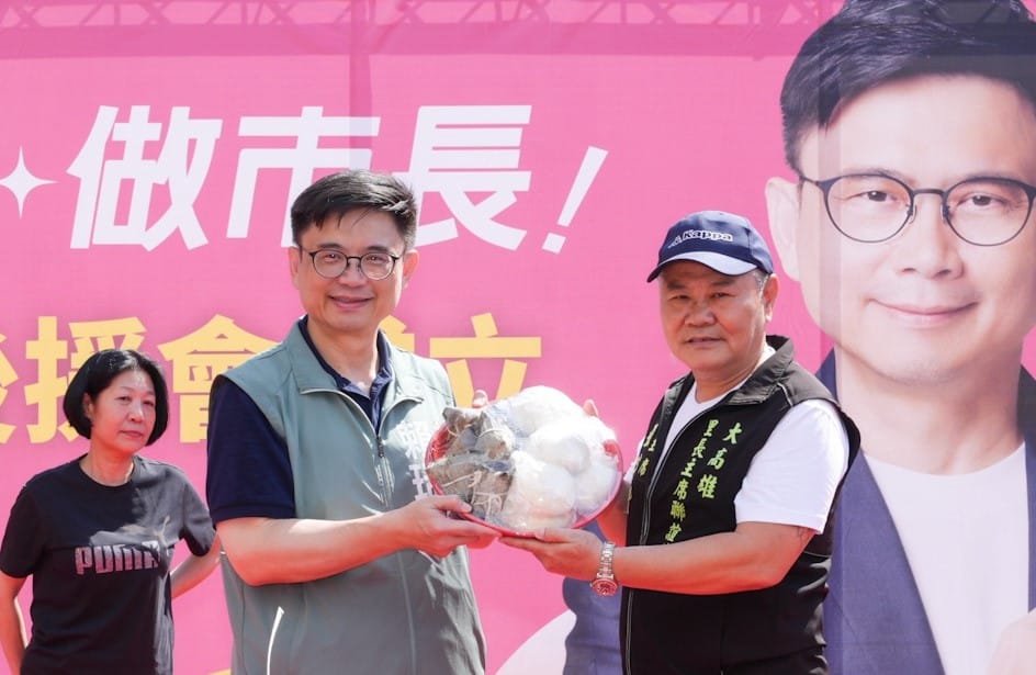 張宇讚(右)致贈賴瑞隆(中)喻意「包中」的包子和粽子。 圖：賴瑞隆競辦／提供
