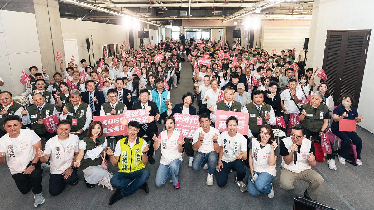 蘇巧慧今（9）日成立「青商之友後援會」，新北市議員卓冠廷、陳乃瑜、張維倩、張嘉玲、顏蔚慈、廖宜琨，新北市議員候選人張志豪、陳俊諺、李昆穎、吳昇翰也一同來到現場。 圖：蘇巧慧競總提供