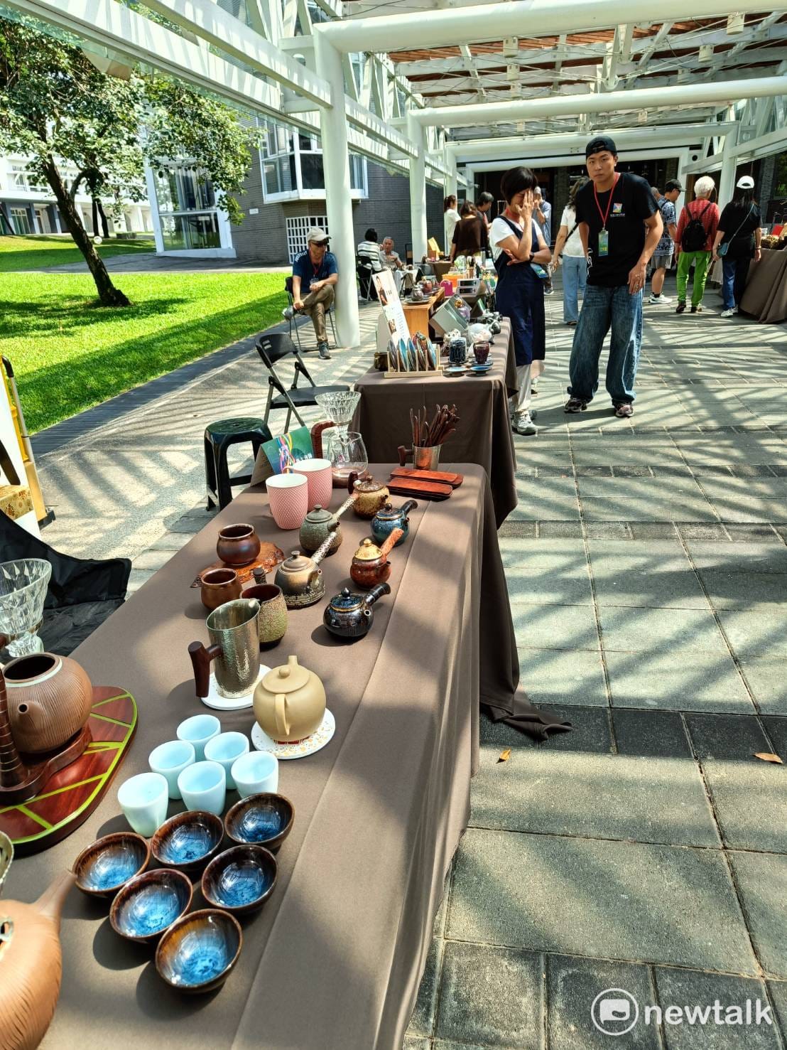 民眾在茶博會品好茶、享美食、採購優質茶葉、咖啡與在地農特產之餘，也能順道前往工藝中心參觀各館精彩展覽。 圖：唐復年/攝