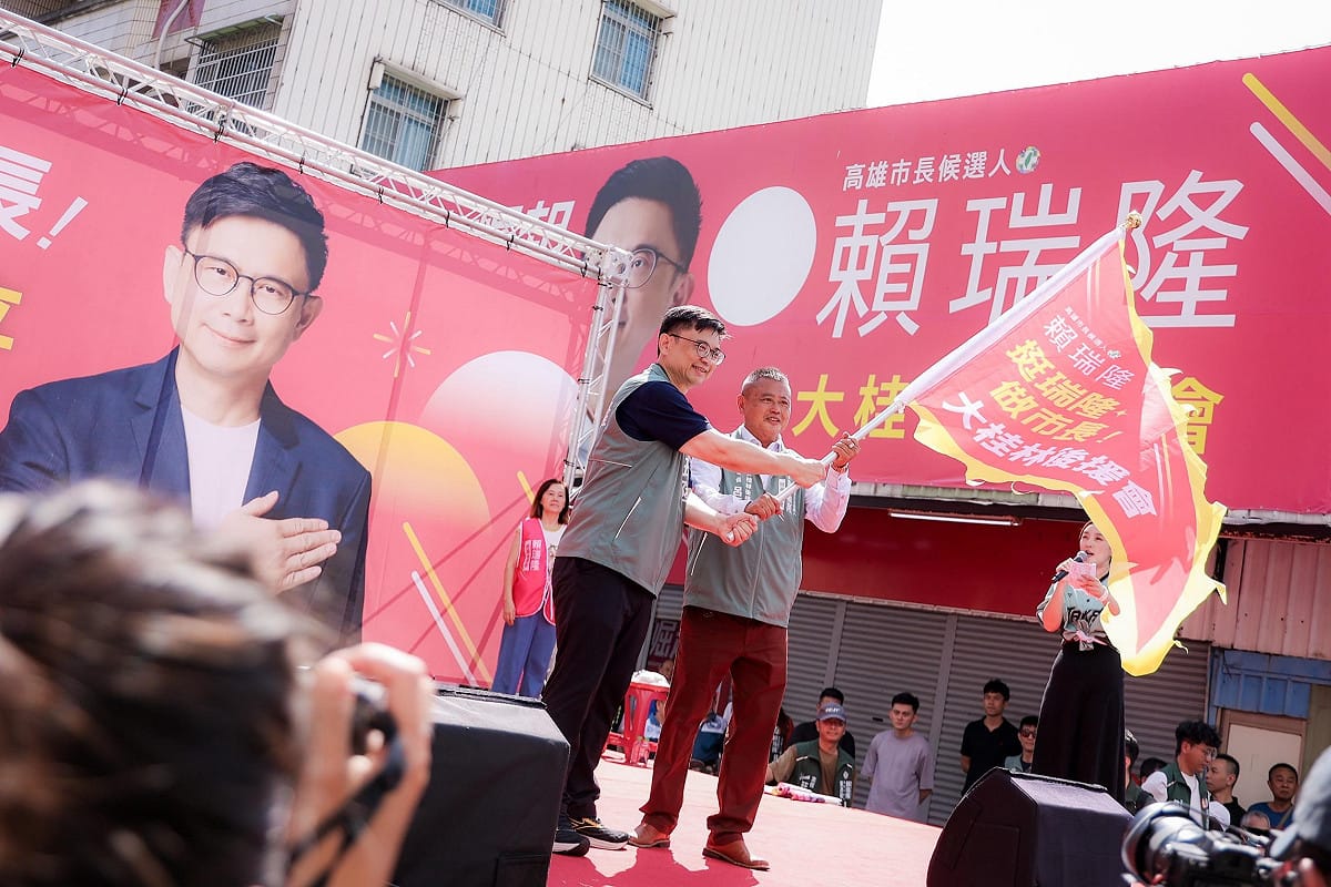 賴瑞隆(左)授戰旗給呂炳融(右)。 圖：賴瑞隆競辦／提供