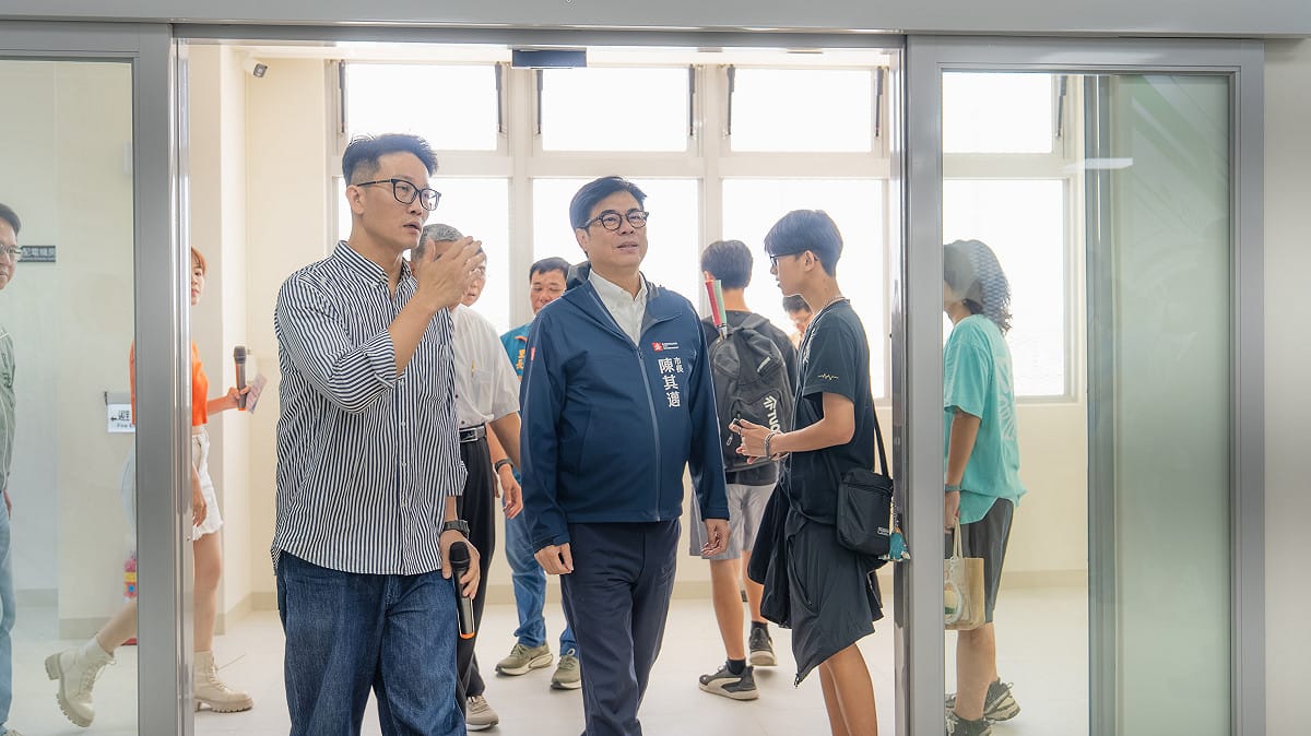 「鮮奇樂整合行銷公司」執行長趙思行(左一)向陳其邁(左二)導覽路竹運動中心各項設施。 圖：高雄市運發局／提供