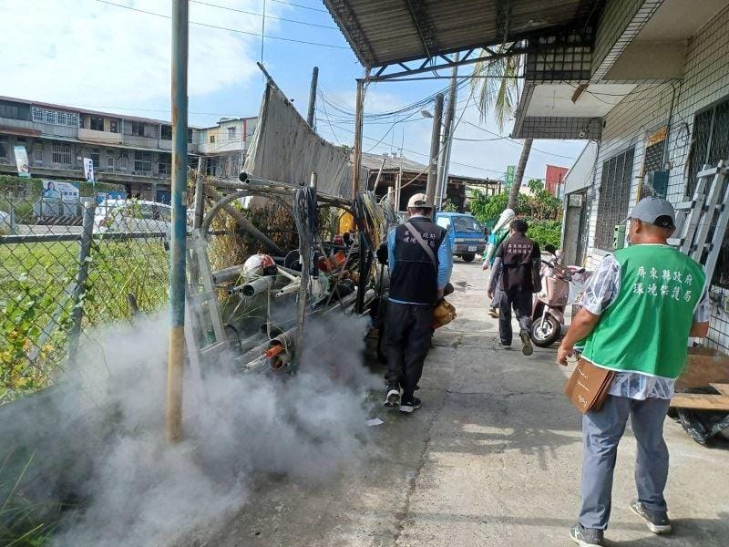 屏東縣衛生局已於昨日上午針對個案居住地及鄰近範圍，執行強制孳生源清除及戶內外消毒等緊急防治工作。 圖：屏東縣衛生局／提供