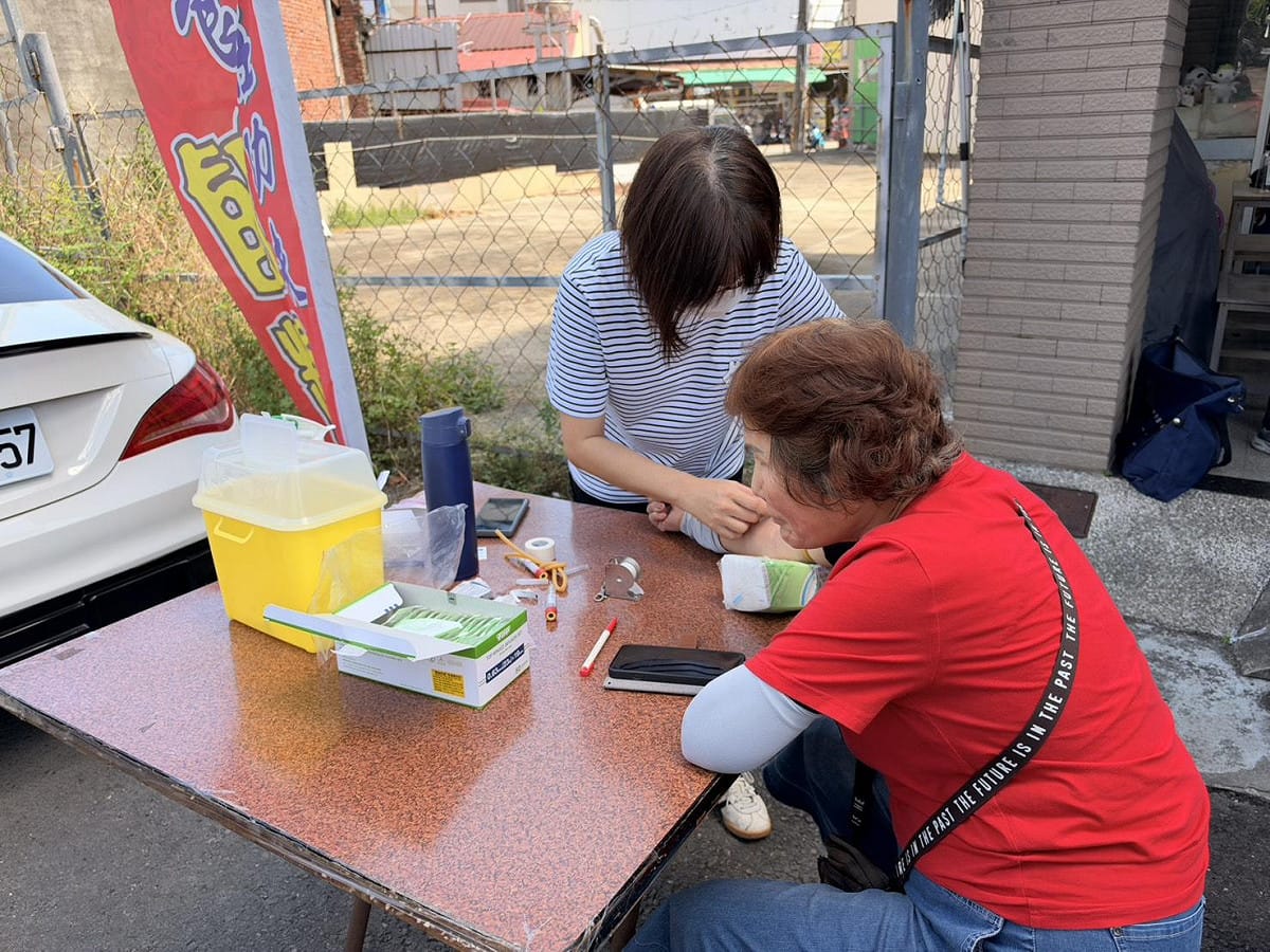 高雄防疫團隊針屏東縣本土登革熱個案足跡啟動居住地孳檢、噴藥、擴大採血等緊急防治工作。 圖：高雄市衛生局／提供
