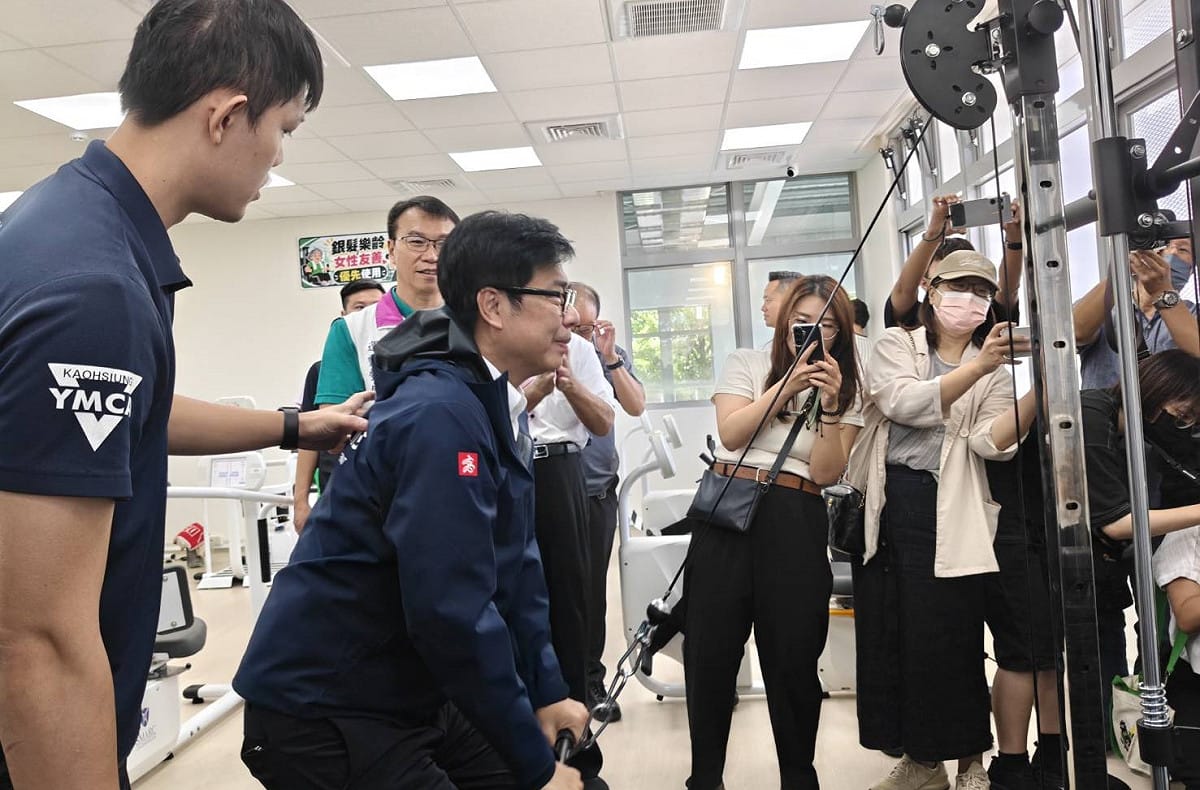 陳其邁(左二)在專業教練指導下試做重量訓練器材。 圖：高雄市運發局／提供