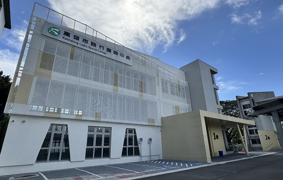 高雄市路竹運動中心正式啟用，透過將路竹高中校園運動場館新舊整合的整建方式，達到資源善用與公眾共用的最佳運動使用效益。 圖：高雄市運發局／提供