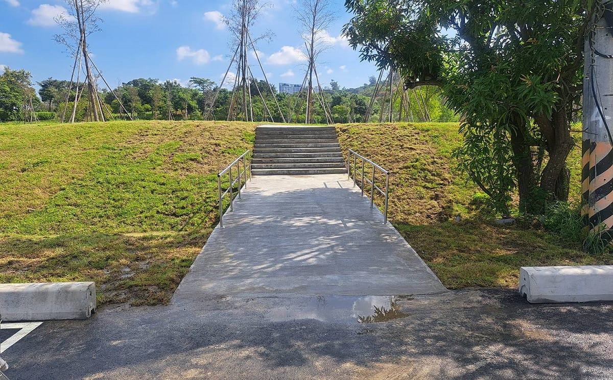 民眾可從停車場的人行便道銜接雙湖公園步道系統前往果嶺自然公園， 圖：高雄市交通局／提供