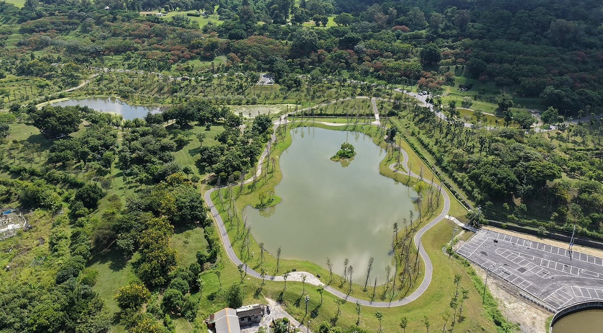 高市府交通局即日起開放新闢完成的雙湖公園停車場，方便民眾遊園之餘，也能分散假日周邊道路車流。 圖：高雄市交通局／提供