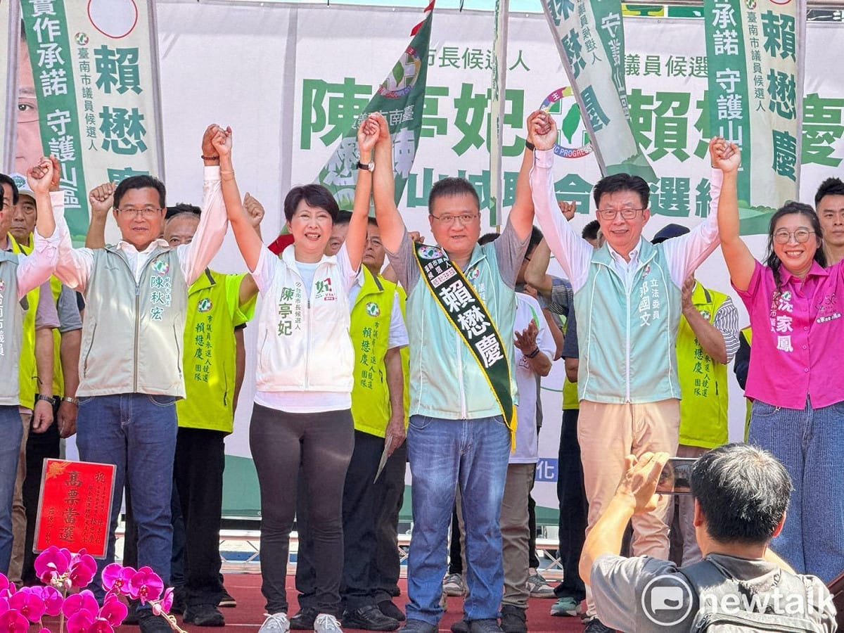 陳亭妃和賴懋慶共同揮舞「旗開得勝」的戰旗，也致贈包粽，希望賴懋慶可以拿下山區唯一關鍵一席。 圖：賴懋慶競選總部提供