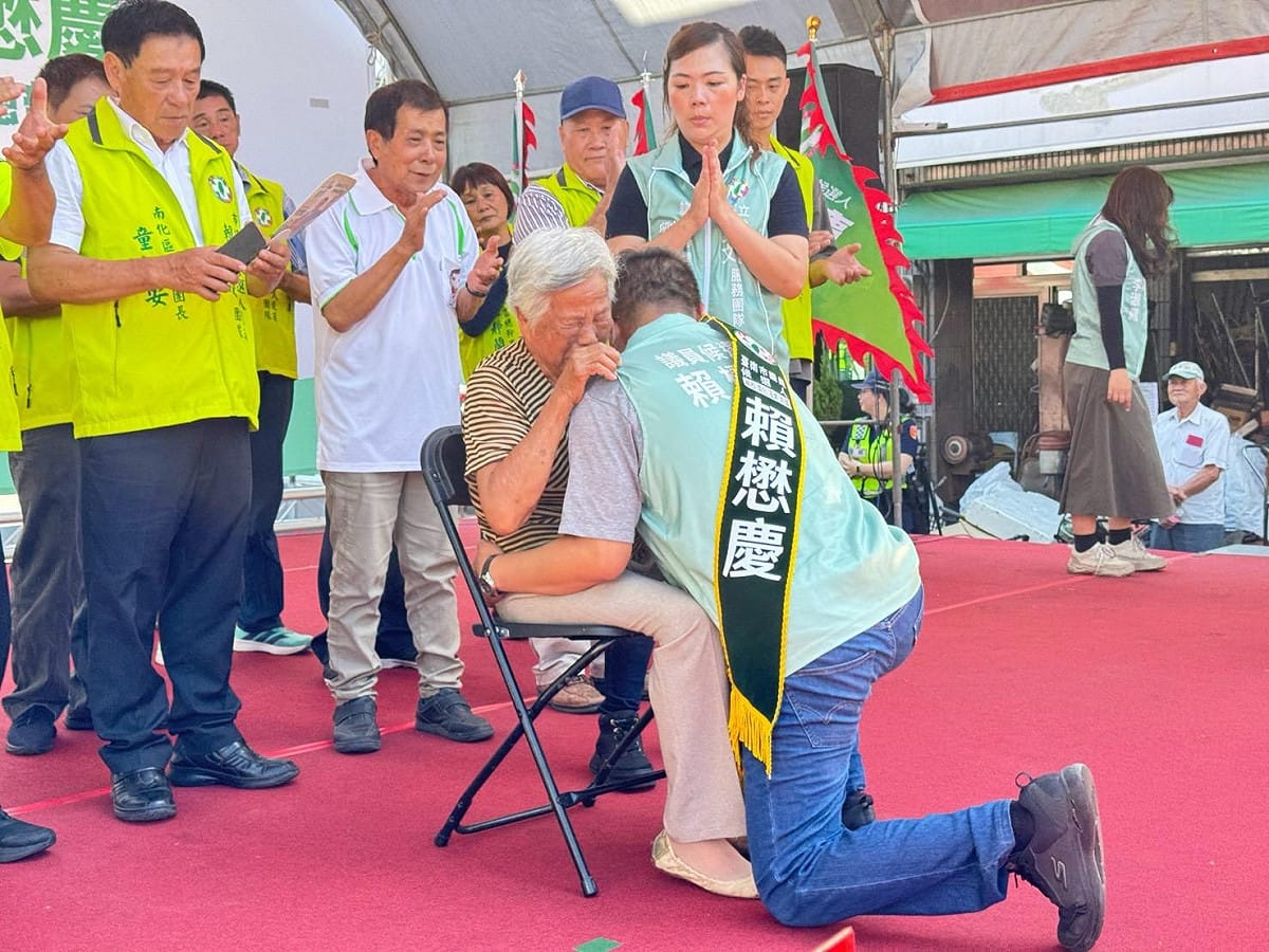 賴懋慶高齡94歲的奶奶，也到場支持，並為賴懋慶披上候選人的彩帶，期許賴懋慶繼續為家鄉服務，改變大山城。 圖：賴懋慶競選總部提供