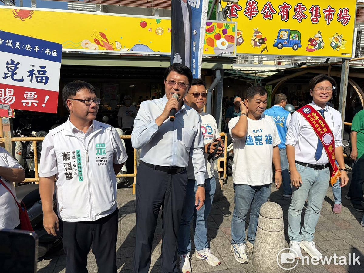 國民黨台南市長候選人謝龍介前往南區金華公有市場掃街拜票，由國民黨市議員候選人陳冠諭、葉翰勳、盧崑福及民眾黨市議員候選人蕭漍華陪同。 圖：謝龍介競選總部/提供