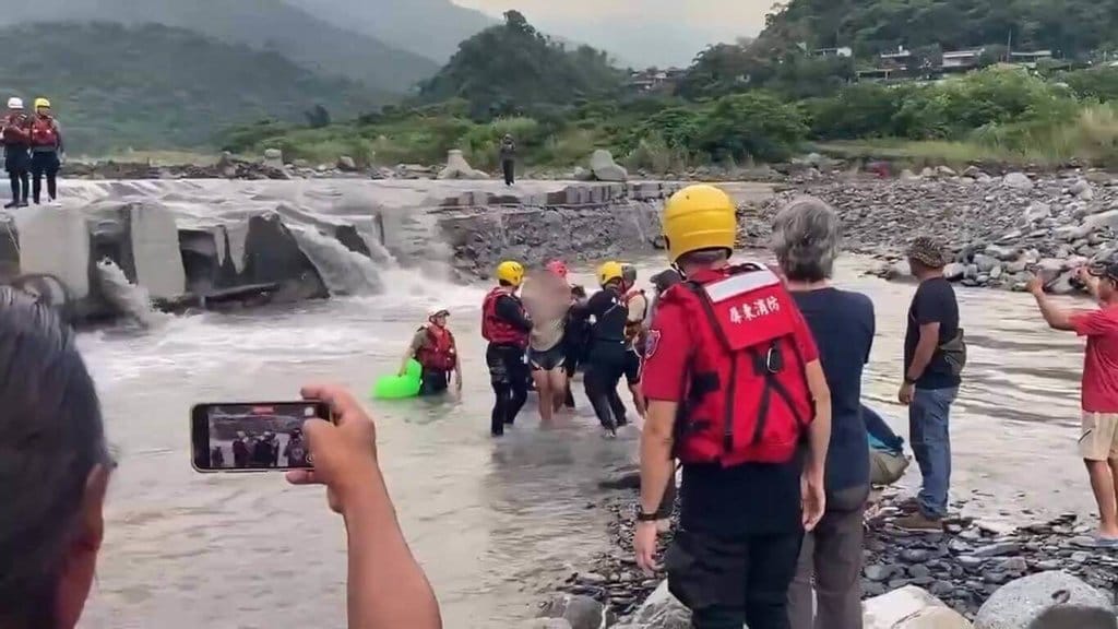 一名國中少年9日與親友到屏東縣來義鄉來義大橋下烤肉，不慎於攔砂壩落水。經3個多小時搜索後，消防在二峰圳汲水口成功尋獲少年，生命徵象穩定，少年還可在搜救人員攙扶下行走。（屏東潮州警分局提供）中央社記者黃郁菁傳真　115年10月9日