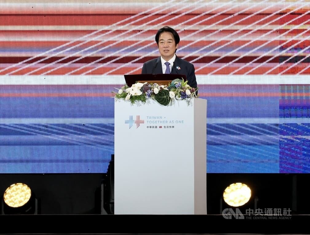 總統賴清德（圖）9日到新北市出席115年國慶晚會，致詞時表示，政府努力推動各項福國利民的政策，其中最重要者莫如中央政府總預算及115年追加預算等，希望立法院長韓國瑜及在場跨黨派立委都能大力支持、迅速審查通過。 圖:中央社