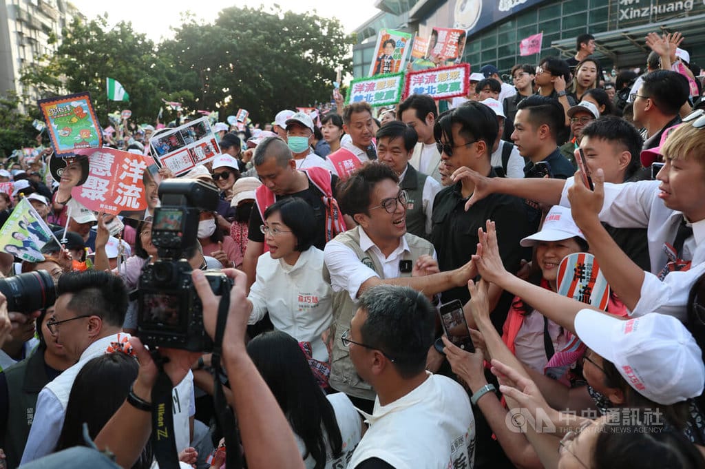 民進黨新北市長參選人蘇巧慧（中左）9日舉行北新莊聯合競選總部成立大會，同黨台北市長參選人沈伯洋（中右）到場相挺，吸引大批人潮到場支持，民眾爭相上前互動。中央社記者趙世勳攝　115年10月9日