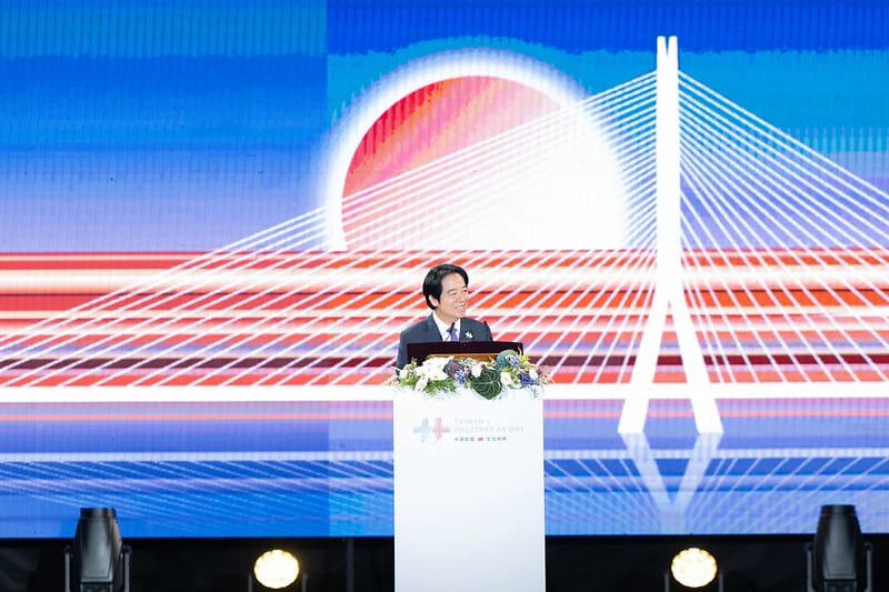 總統賴清德9日到新北市出席115年國慶晚會，強調讓全民共享經濟果實，並籲請立法院支持中央政府總預算及今年追加預算，迅速完成審查。 圖：總統府提供