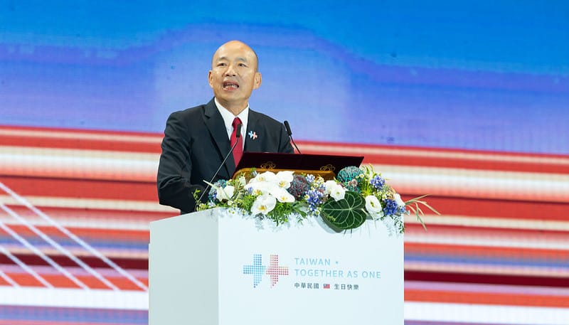 韓國瑜9日晚間出席國慶晚會，打趣李四川、蘇巧慧讓新北選情「強強滾」，並以郭靖比喻侯友宜，讚其市政作風扎實。 圖：總統府提供