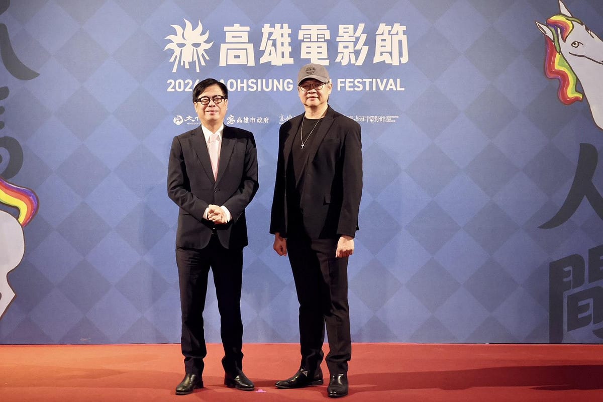 陳其邁(左)與導演張永昌(右)一同登上紅毯，共同為影展揭開序幕。 圖：高雄市政府／提供
