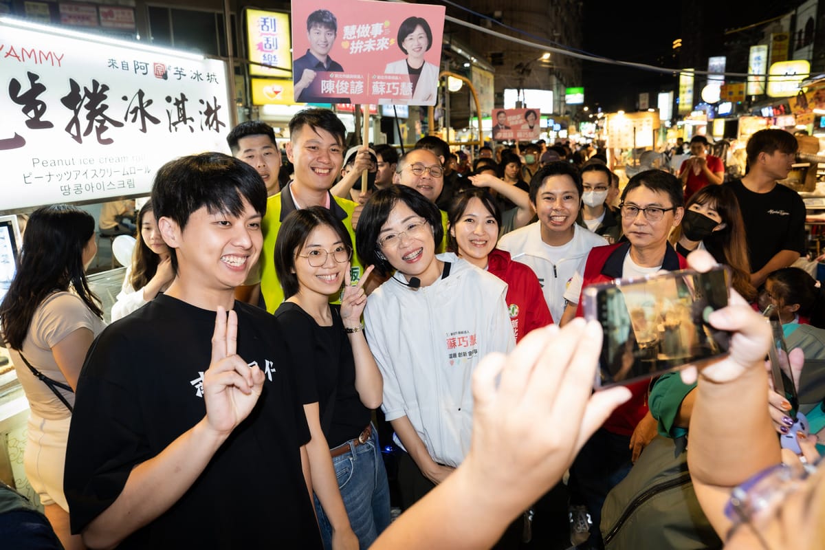 新北市長候選人、立法委員蘇巧慧今（9）晚到板橋湳雅夜市和民眾請安問好，掃街前，便有許多民眾早已在板橋接雲寺等待簽名、合照， 圖：蘇巧慧競總提供