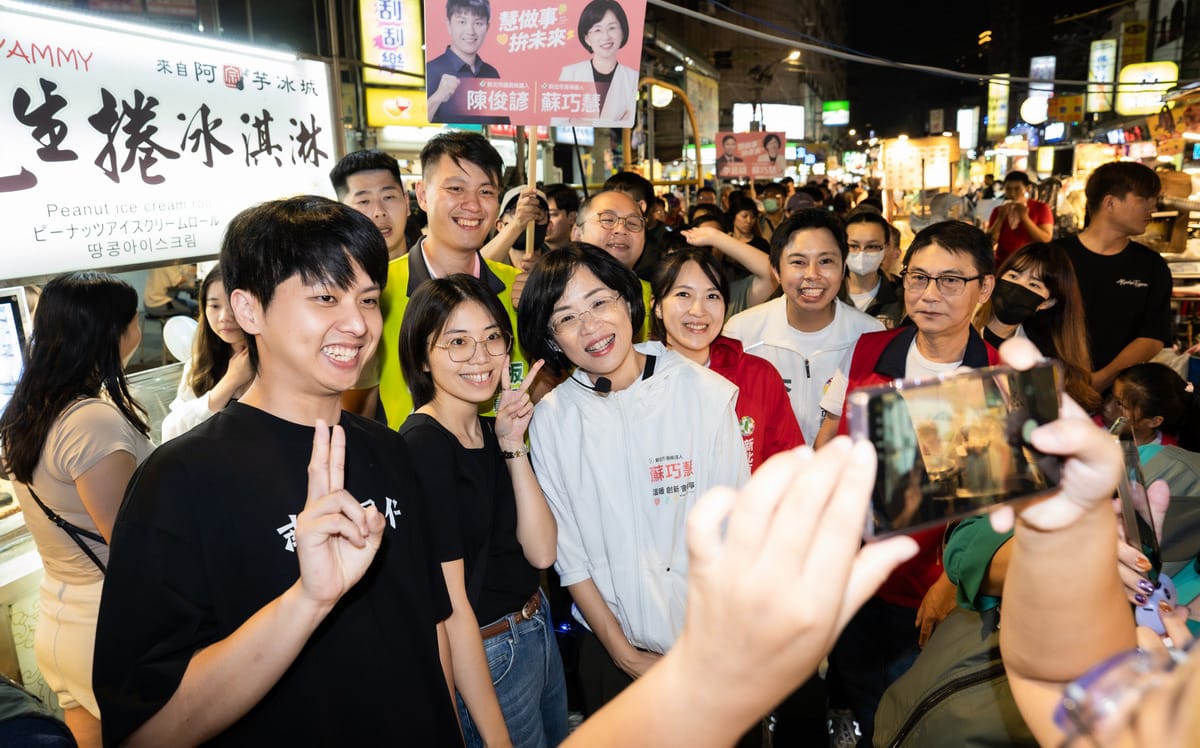 蘇巧慧掃板橋湳雅夜市人氣旺！民眾夾道歡迎搶合照、簽名