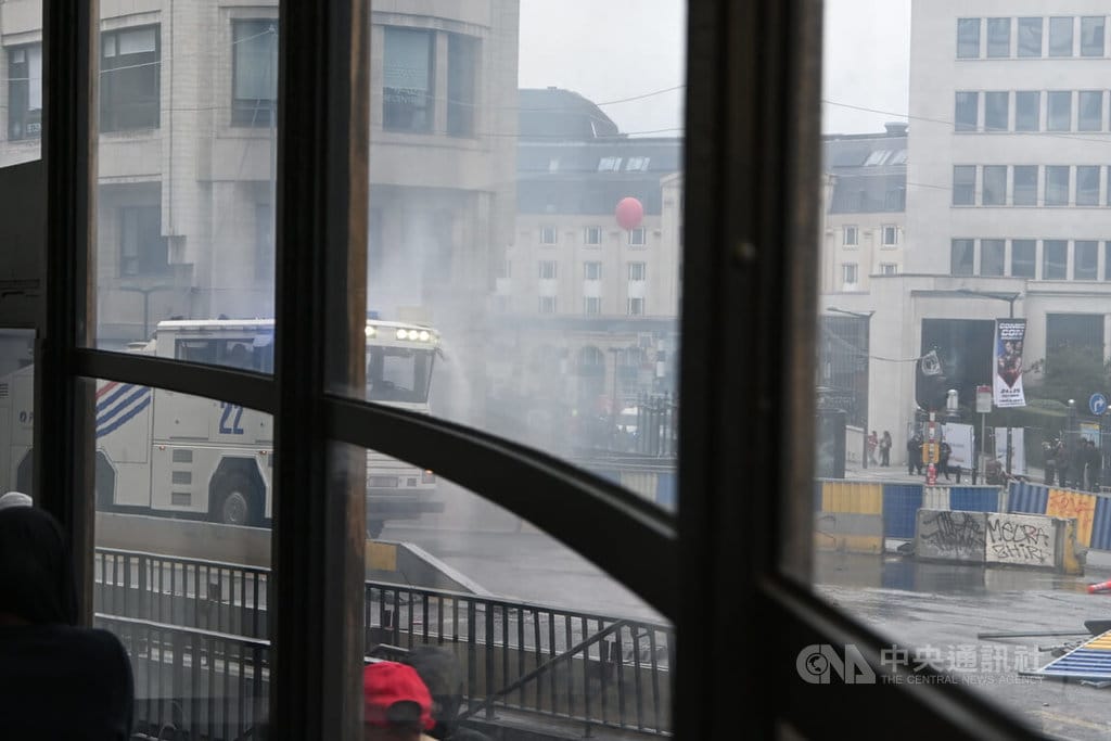 布魯塞爾警方9日出動水砲車，用強力水柱驅散在市區聚集並破壞公物、縱火的示威群眾。  圖/中央社