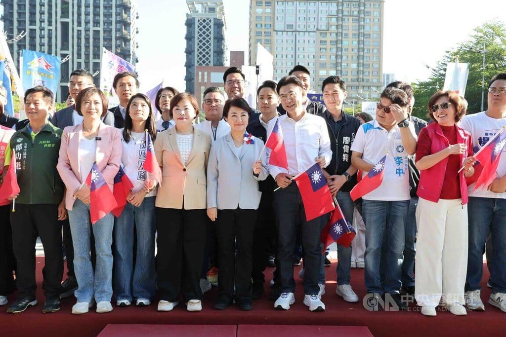 台中市政府10日舉辦國慶升旗典禮，市長盧秀燕（前左5）率領市府團隊出席，立法院副院長江啟臣（前左6）、民進黨立委何欣純（前左2）等人與會出席。  圖/中央社