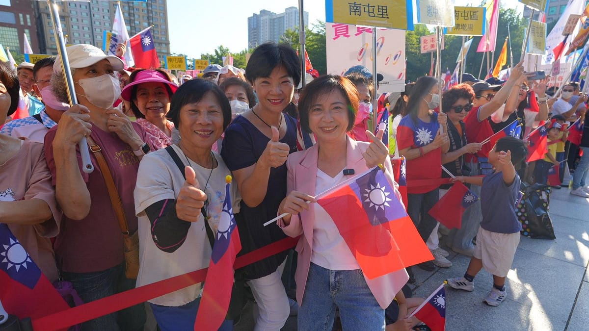 不少台中市民開心的與何欣純合影。 圖：何欣純競辦/提供