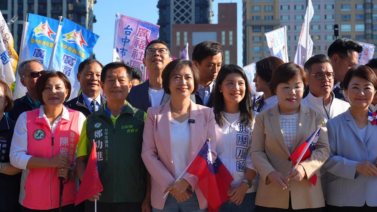 何欣與與綠營議員出席升旗典禮，遇到藍營民代，雙方都很有風度。 圖：何欣純競辦/提供