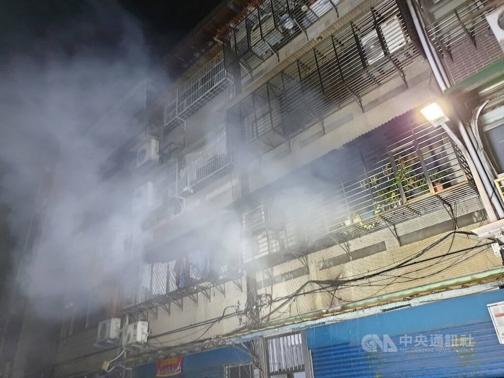 台北市警消10日凌晨獲報，龍江路巷弄1棟公寓發生火警，警消到場協助救出3人送醫，起火原因待調查釐清。（翻攝畫面）中央社記者劉建邦傳真　115年10月10日