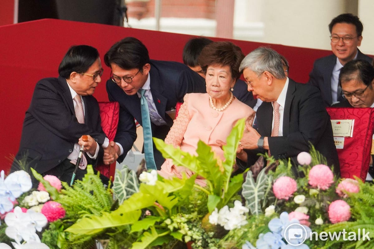 陳水扁與黃國昌在國慶大典交談。一旁有兩位前副總統呂秀蓮、陳建仁。 圖：張良一／攝