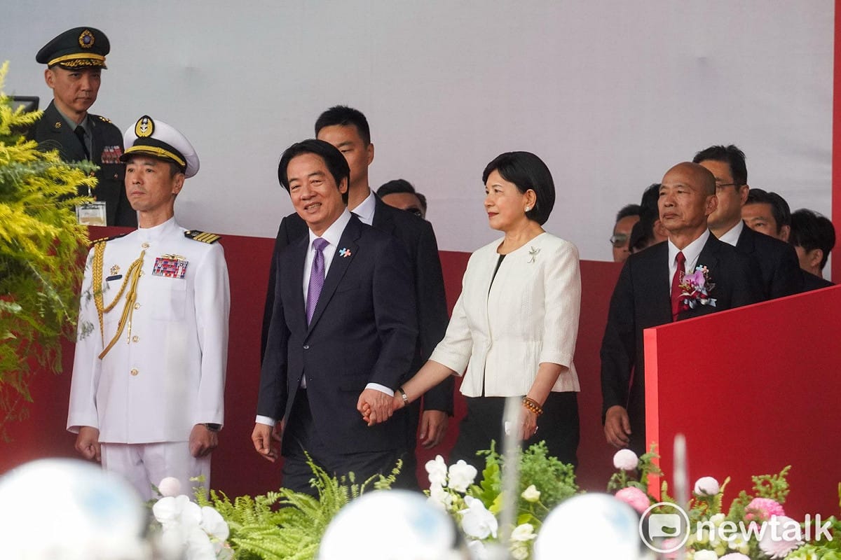 賴清德參加國慶大典，手牽著妻子吳玫如一起進場。 圖：張良一／攝